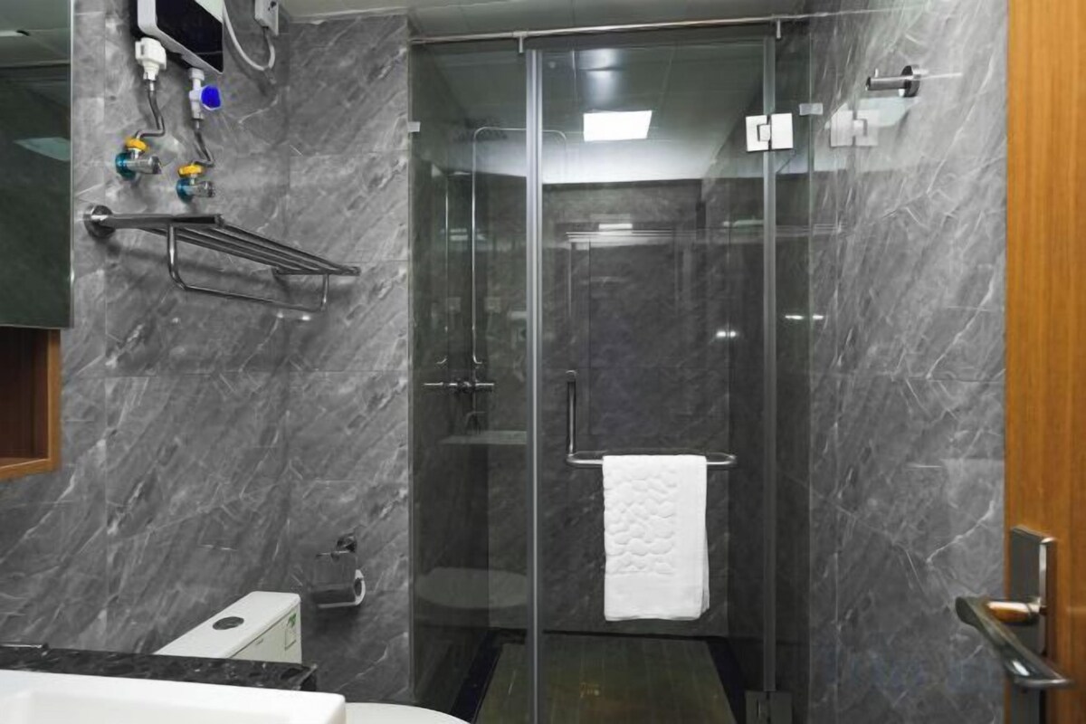Shower, rainfall showerhead, free toiletries, hair dryer
