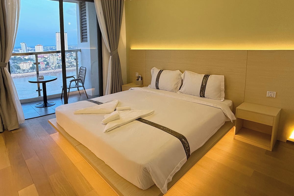 Deluxe King River View | أسرّة بإسفنج يتكيف مع شكل الجسم وخزنة داخل الغرفة ومكواة/لوح كي