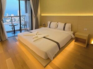 Deluxe King River View | Camas com colchões de espuma com sistema de memória, cofres nos quartos