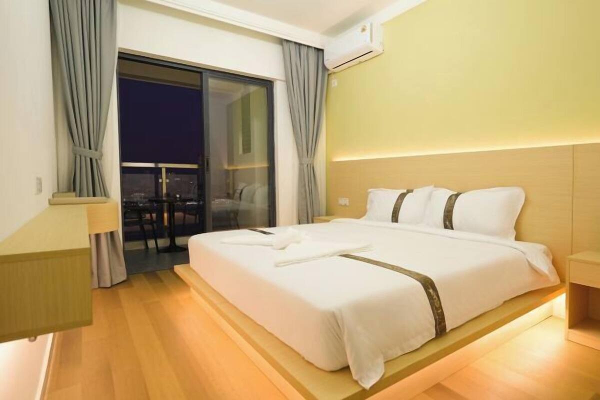 Lit avec matelas en mousse à mémoire, coffre-fort