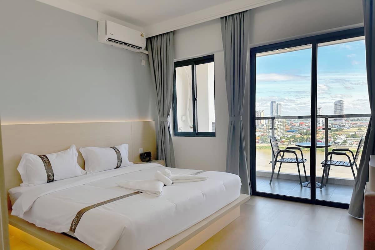 Suite King River View | أسرّة بإسفنج يتكيف مع شكل الجسم وخزنة داخل الغرفة ومكواة/لوح كي