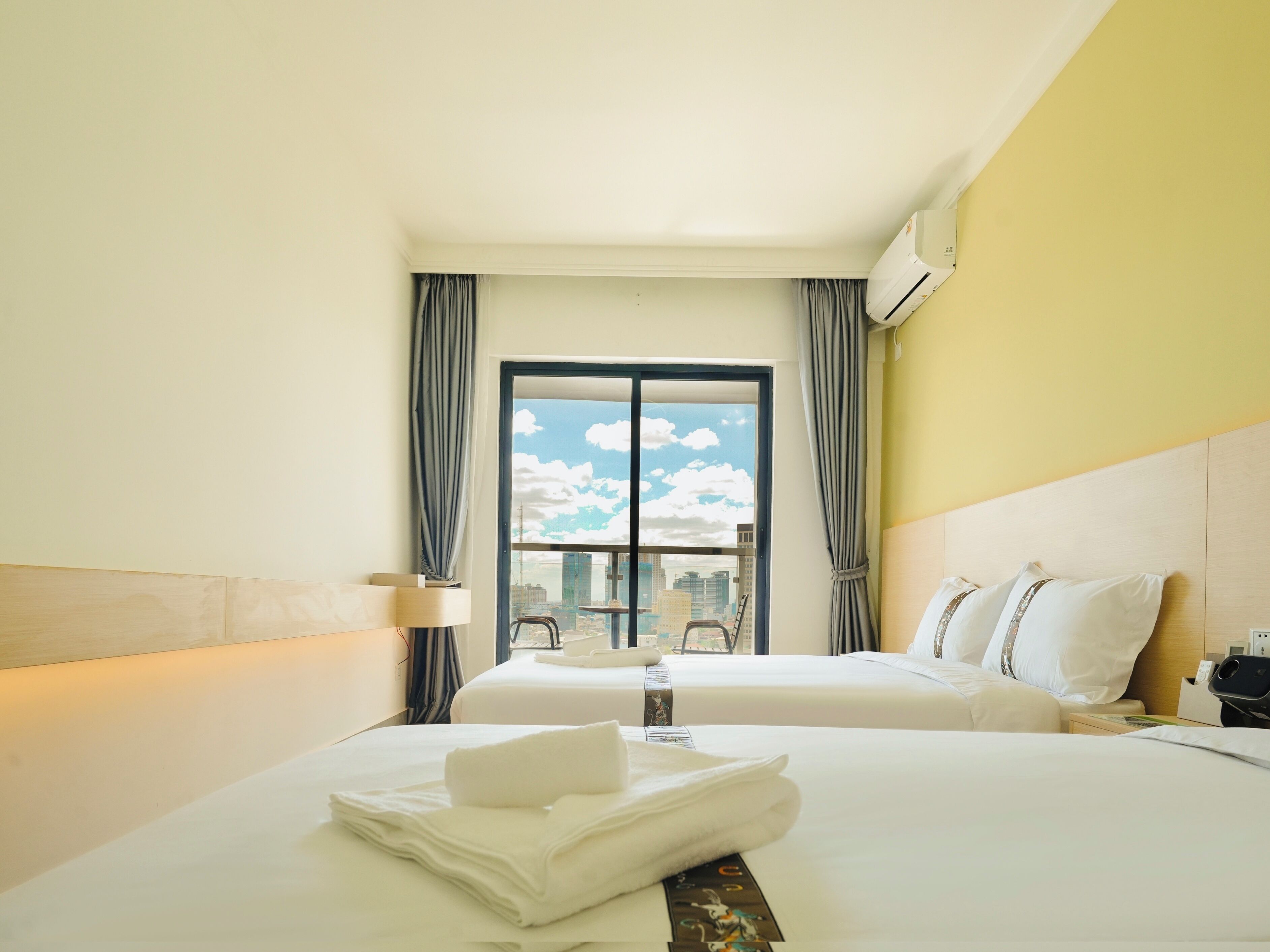 أسرّة بإسفنج يتكيف مع شكل الجسم وخزنة داخل الغرفة وطراز فريد لكل وحدة