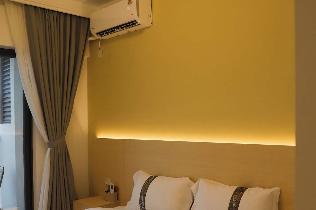 Memory foam beds, in-room safe, individually furnished