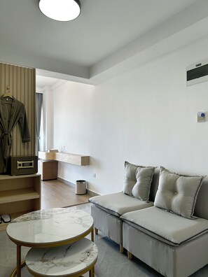 Suite King Balcony River View | Living area