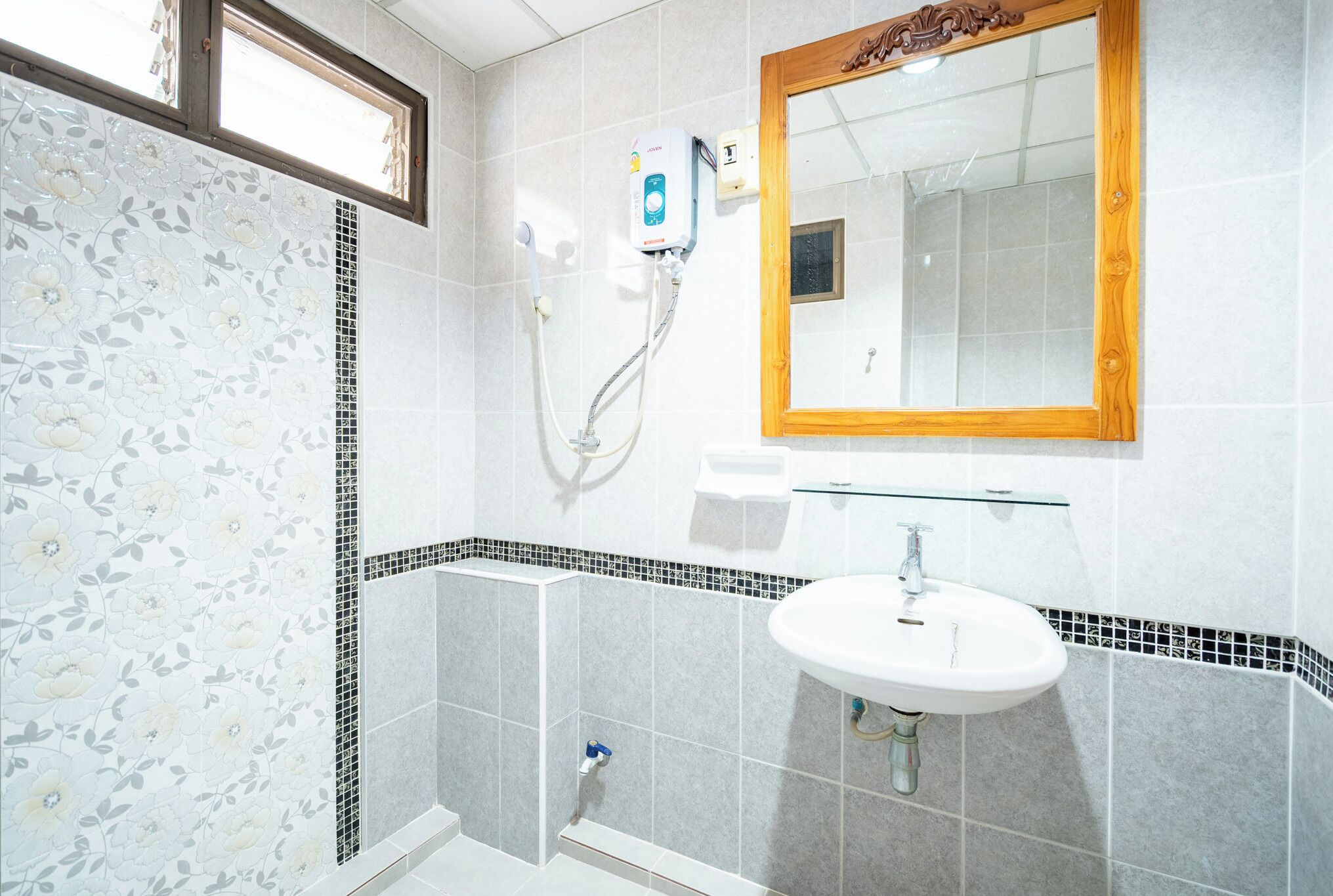 Shower, free toiletries, towels, soap