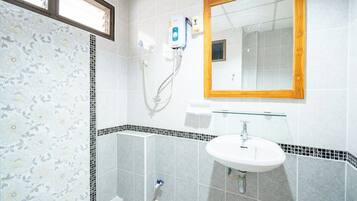 Dusche, kostenlose Toilettenartikel, Handtücher, Seife