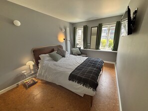 1 chambre, bureau, fer et planche à repasser, lit parapluie