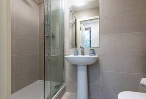 Douche, articles de toilette gratuits, serviettes fournies