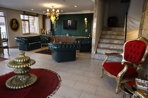 Télévision LCD de 32 pouces avec chaînes par satellite