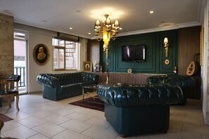 Télévision LCD de 32 pouces avec chaînes par satellite