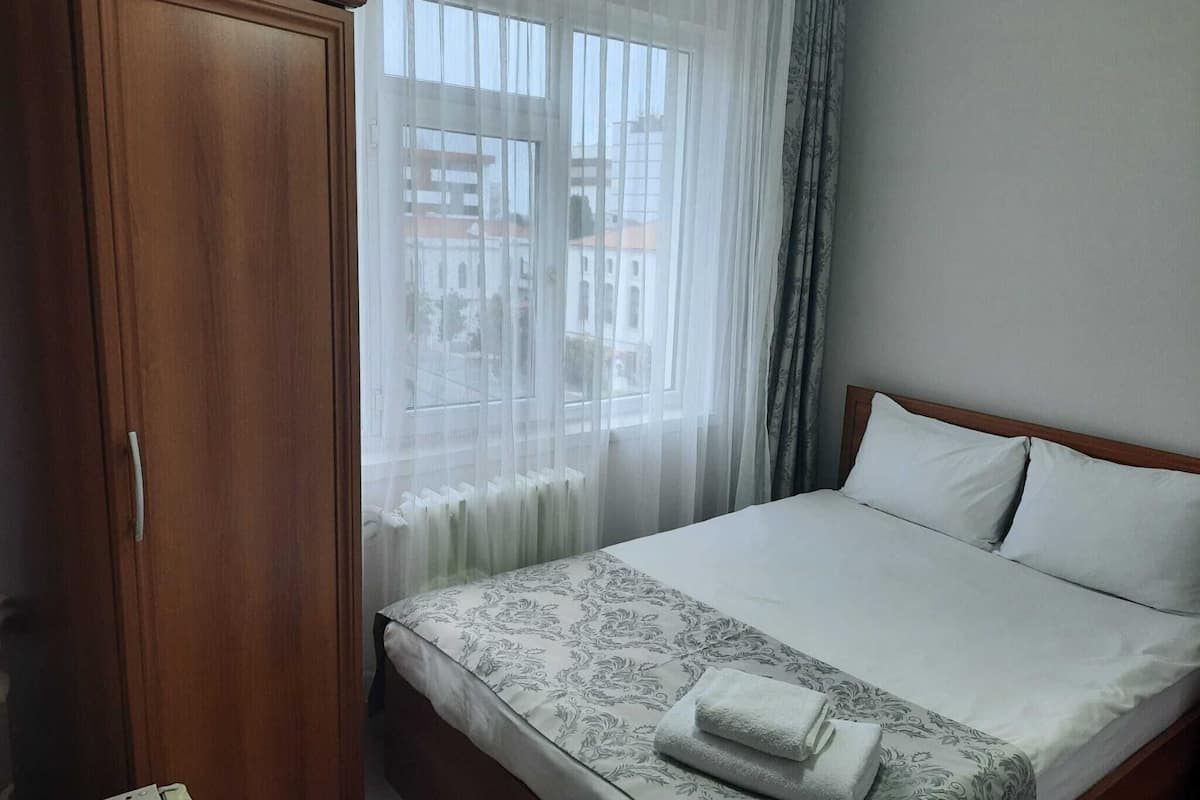 Quarto solteiro básico | Wi-Fi de cortesia, roupa de cama