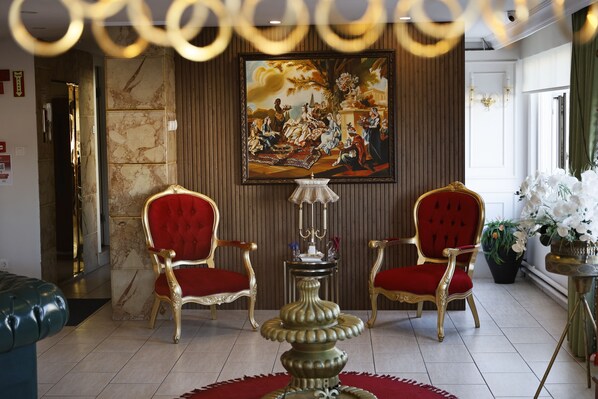 Een 32-inch lcd-televisie met satellietzenders