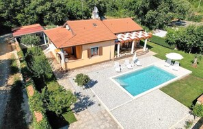 A house with a swimming pool, a covered patio, and a garden. - Relaxing Istrian Home with Pool, Garden, Barbecue – Family & Pet-Friendly (Bužinija)