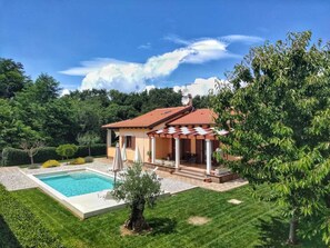 Outdoor pool - Relaxing Istrian Home with Pool, Garden, Barbecue – Family & Pet-Friendly (Bužinija)