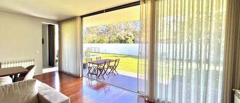 Casa, 3 habitaciones, con acceso para personas discapacitadas, alberca privada | Área de sala de estar