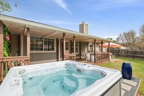 Terrace/patio - Newly Remodeled, Whimsical Retreat -  Viking Hot Tub, Ultimate Game Room, Massage Chair, BBQ (Round Rock)