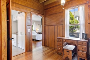 5 bedrooms, desk, iron/ironing board, free WiFi