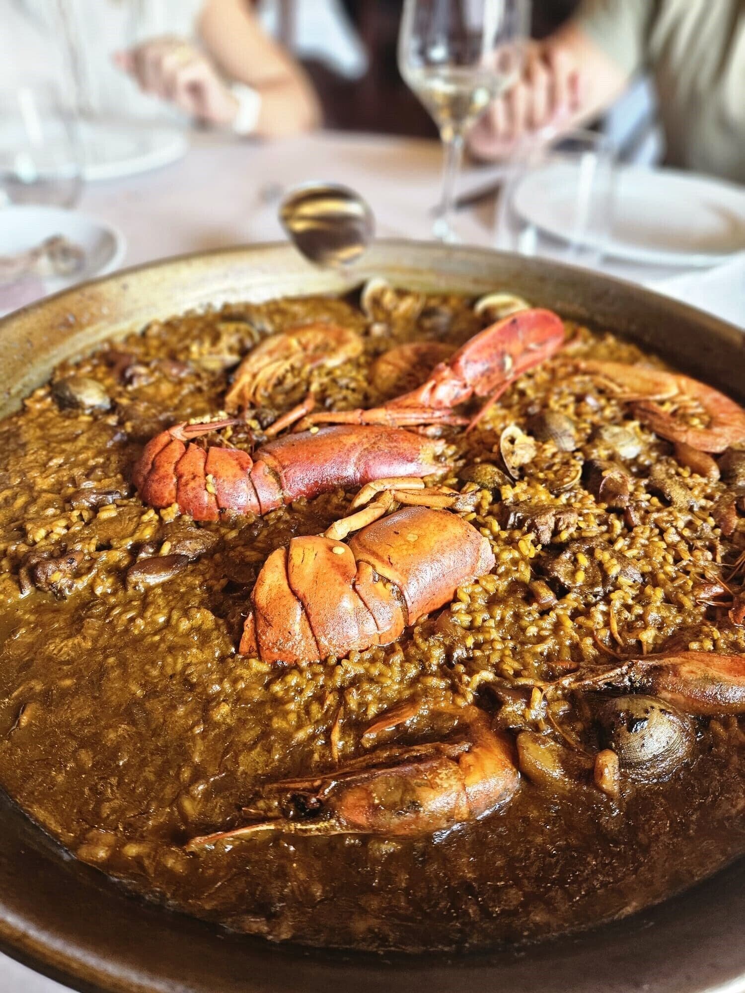 Un plato grande de mariscos con varios langostinos, probablemente servido para compartir.