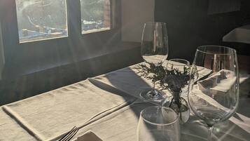 2 restaurants, Fusion cuisine