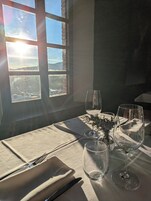 2 restaurants, Fusion cuisine