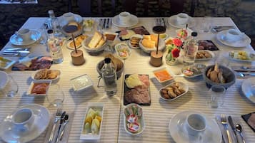 2 間餐廳,供應創意料理