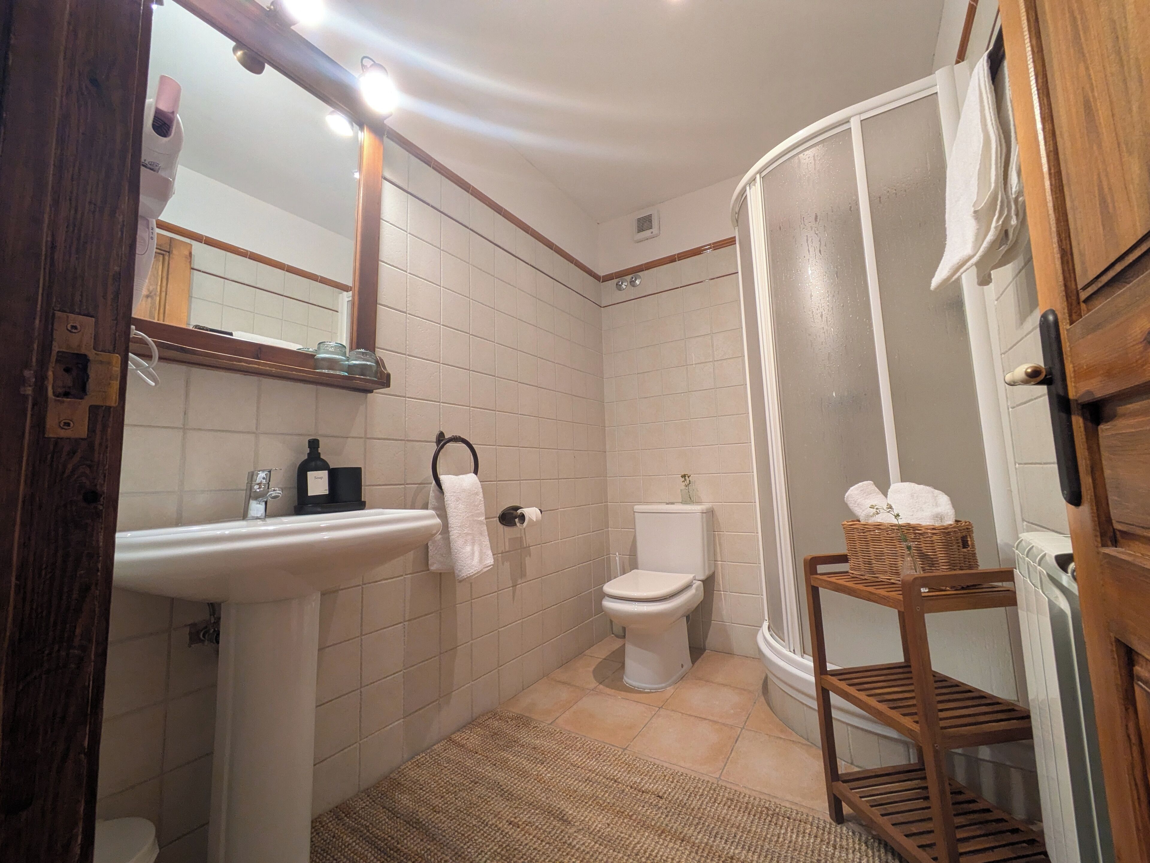 Standaard kamer | Badkamer | Een haardroger, handdoeken, zeep, shampoo