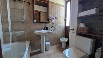 Habitación doble, vistas a la montaña | Baño | Secador de pelo, toallas, jabón y champú