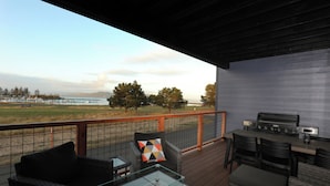 A deck with outdoor furniture, a grill, and a view of the landscape. - NEAR OREGON COAST and FORT STEVENS!!!
HOT TUB-RIVER VIEW-CARGO SHIPS-REC ROOM (Warrenton)