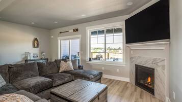 Smart-TV, Kamin, Videospiele, Bücher