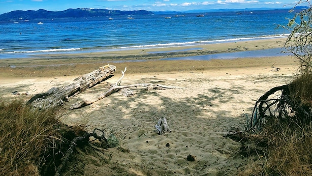 A beach with clear skies, calm sea, and distant mountains. - NEAR OREGON COAST and FORT STEVENS!!!
HOT TUB-RIVER VIEW-CARGO SHIPS-REC ROOM (Warrenton)