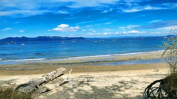 In Strandnähe, Liegestühle, Strandtücher