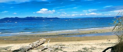 靠近海滩、沙滩椅、沙滩毛巾