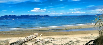 Watch Cargo ships - River View - HOT TUB + Rec Room - Near Ocean & Fort Stevens
