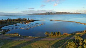 A marina with docks and boats, surrounded by trees and hills in the background. - NEAR OREGON COAST and FORT STEVENS!!!
HOT TUB-RIVER VIEW-CARGO SHIPS-REC ROOM (Warrenton)