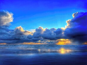 بالقرب من الشاطئ، كراسي للتشمس، مناشف للشاطئ