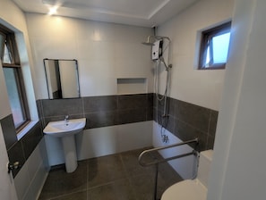 Chuveiro, produtos de toalete grátis, chinelos, toalhas de banho