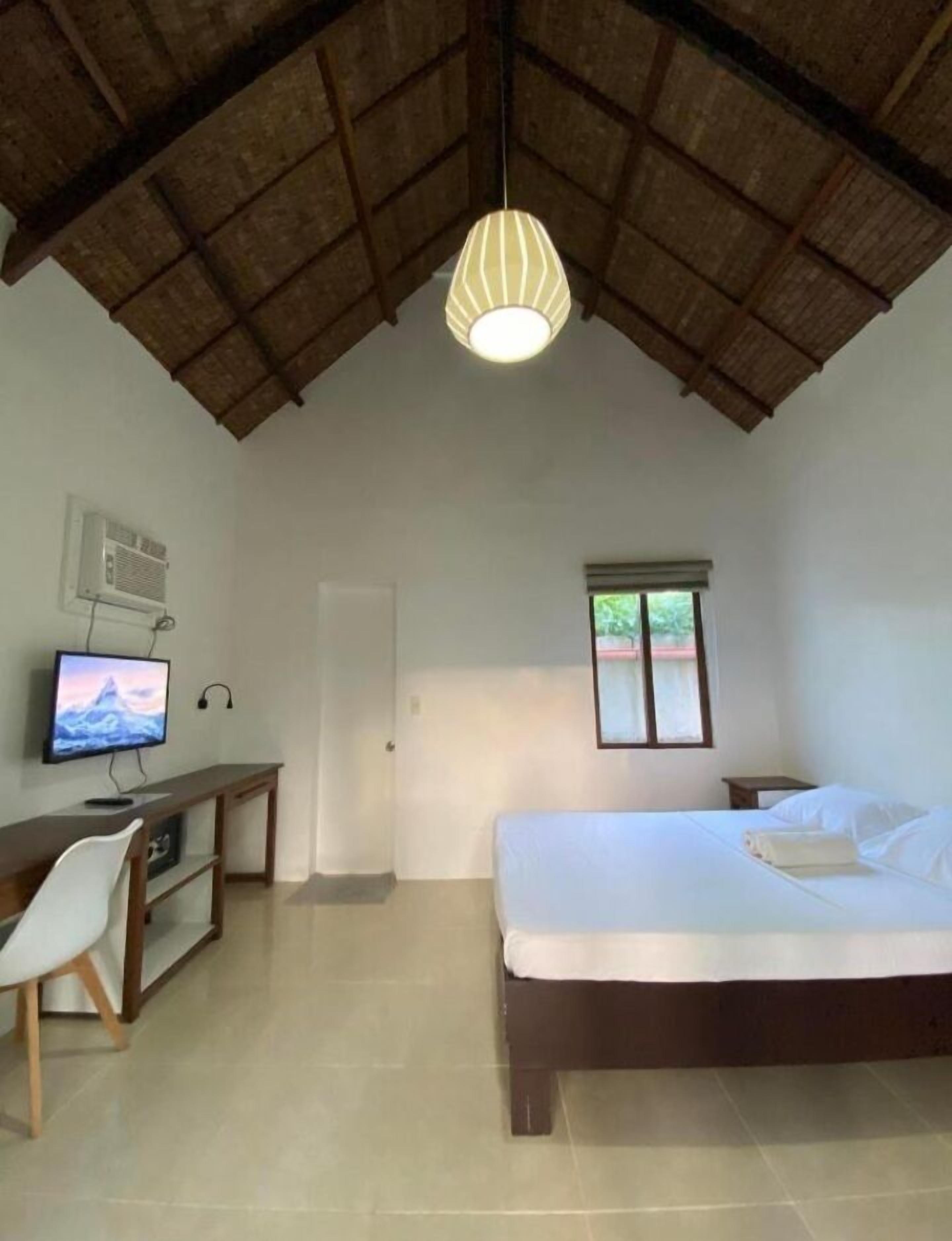1 habitación, caja de seguridad en la habitación y escritorio 