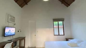 1 habitación, caja de seguridad en la habitación y escritorio