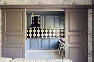 Refrigerador con freezer, horno, placa de cocina, lavavajillas