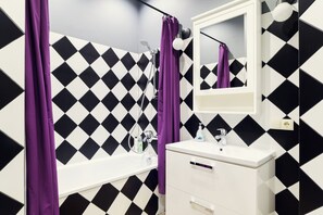 Departamento Confort, balcón, vista a la ciudad | Baño | Tina, secadora de cabello, toallas, jabón 