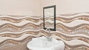 Habitació Deluxe | Bany | Dutxa, articles de tocador gratuïts, sabatilles i tovalloles