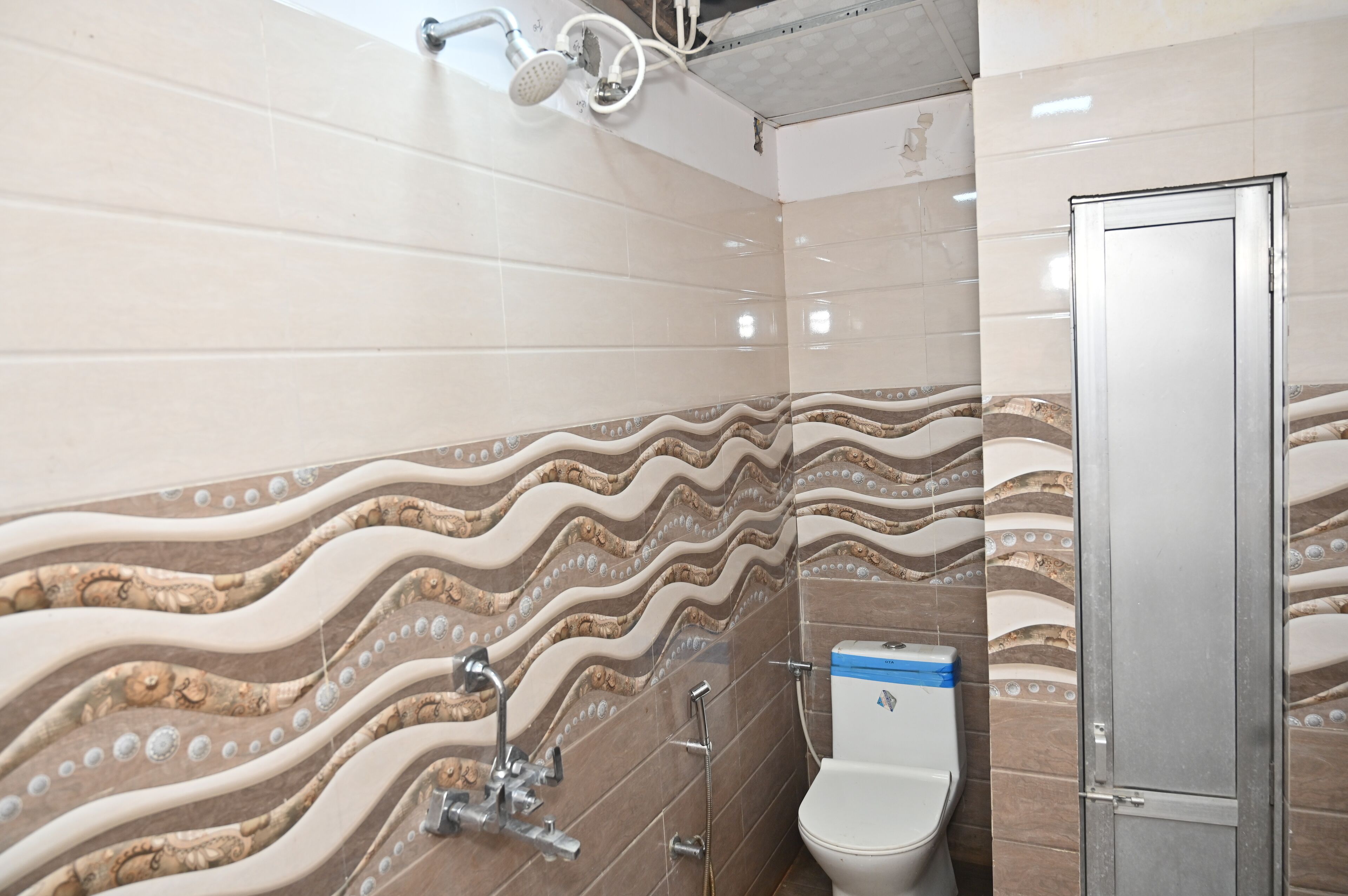 Phòng Deluxe | Phòng tắm | Buồng tắm vòi sen, đồ dùng nhà tắm miễn phí, dép đi trong nhà 