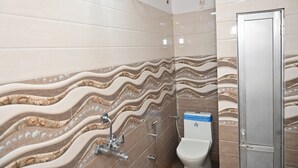 豪華客房 | 浴室 | 淋浴設備、免費盥洗用品、拖鞋、毛巾