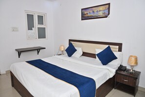 Hypo-allergenic bedding, down comforters, desk, laptop workspace - Hotel A One Inn (Lucknow)