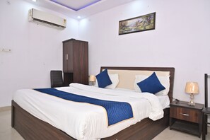 Hypo-allergenic bedding, down comforters, desk, laptop workspace - Hotel A One Inn (Lucknow)