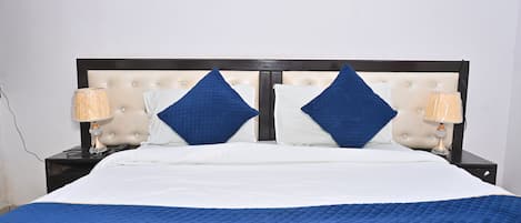Deluxe Room | Hypo-allergenic bedding, down comforters, desk, laptop workspace