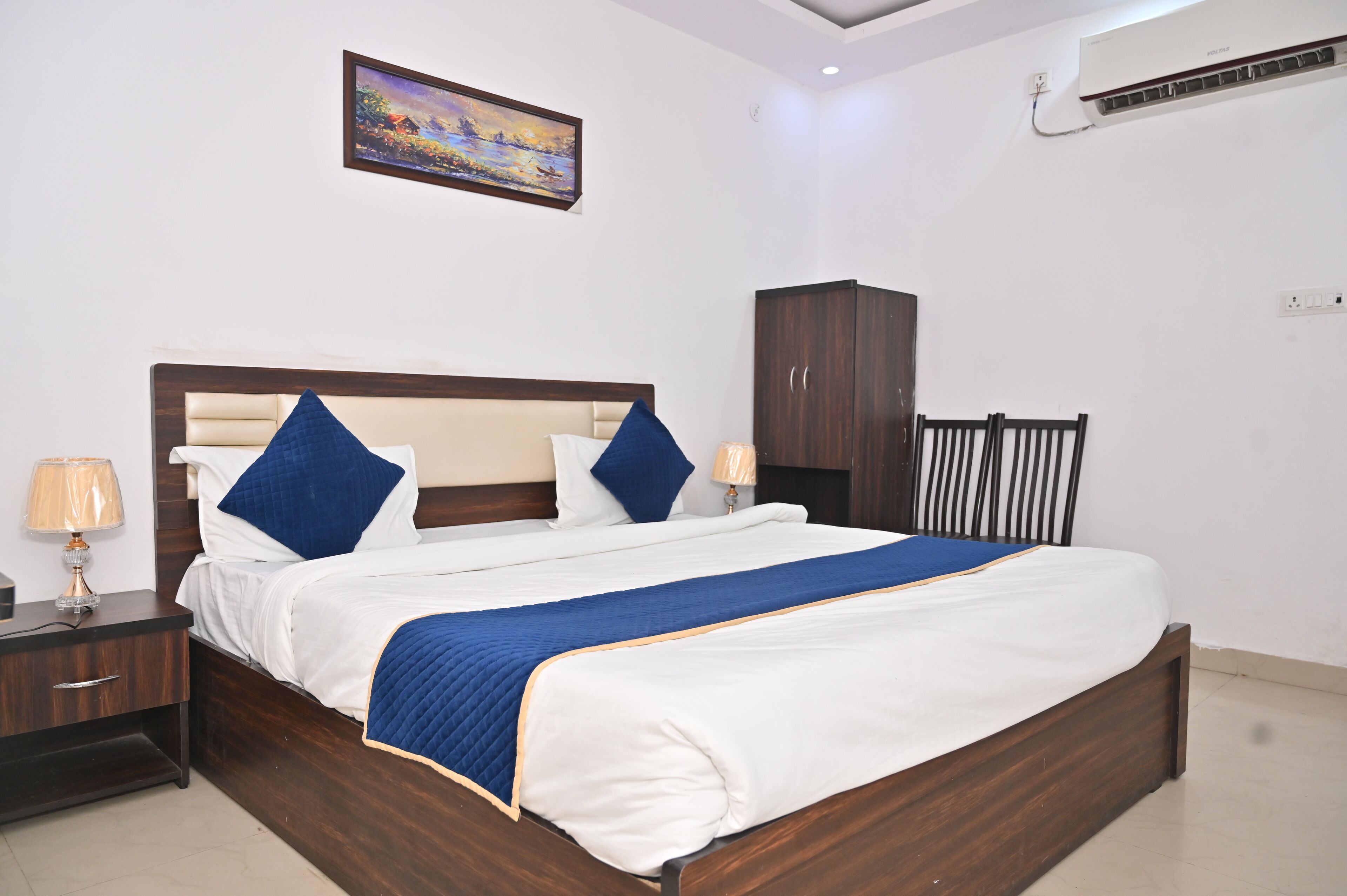 Deluxe Room | Hypo-allergenic bedding, down comforters, desk, laptop workspace