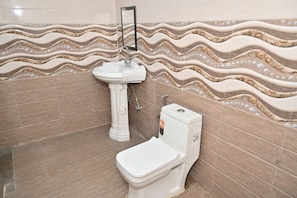 Deluxe Room | Bathroom | Shower, free toiletries, slippers, towels