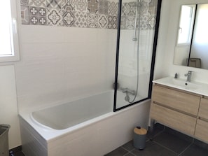 Dusche, Haartrockner, Handtücher, Seife