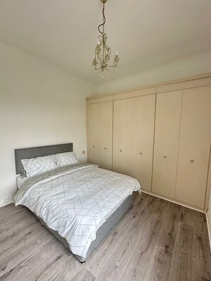 2 soverom, strykejern/-brett, wi-fi og sengetøy